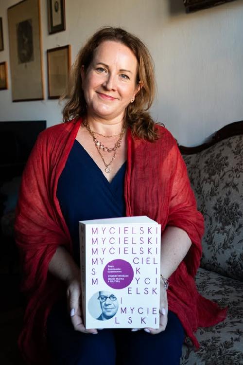 A photo: The author (Beata Bolesławska-Lewandowska) with her book.