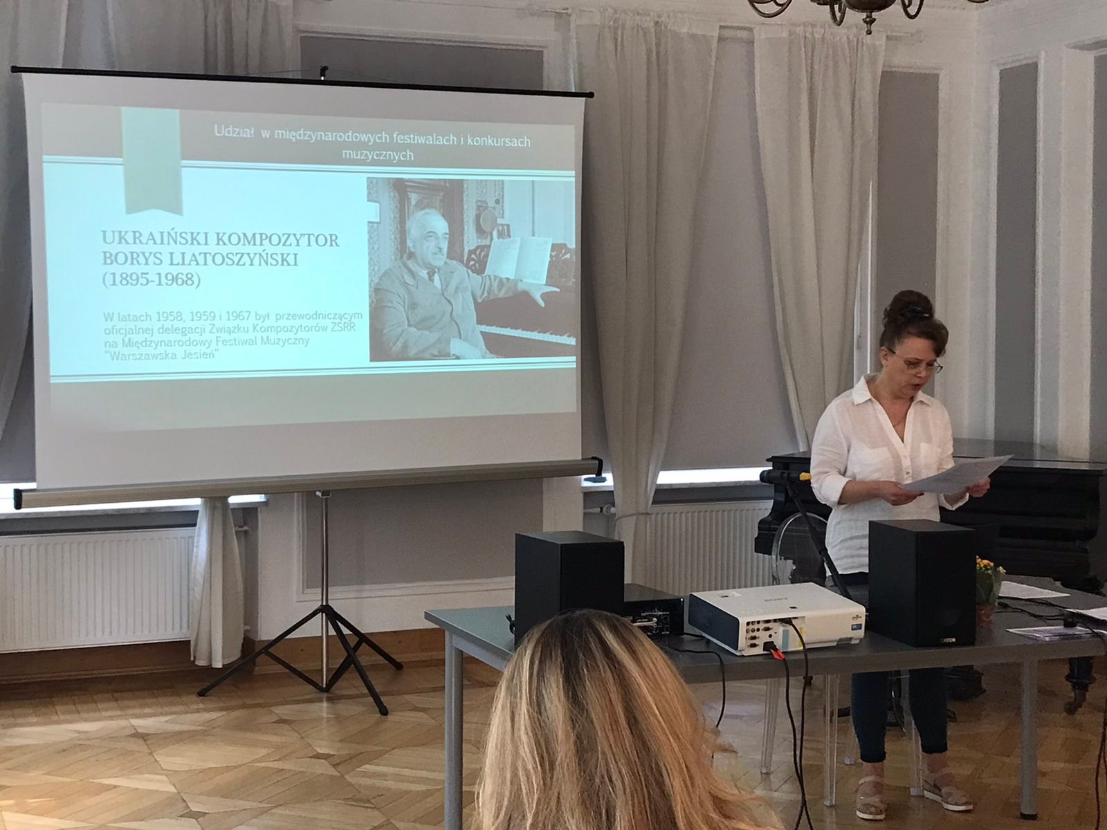 Zdjęcie - Olena Beregowa wygłasza referat na sympozjum