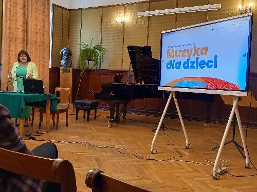 Zdjęcie - Dr Barbara Mielcarek-Krzyżanowska podczas ostatniej sesji Międzynarodowej Konferencji Naukowej Muzyka dla dzieci