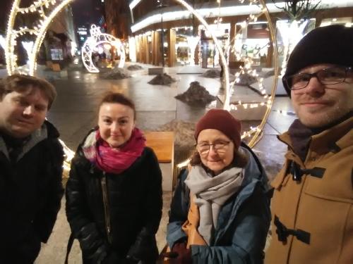 Filip, Wiktoria, Iza i Kuba. Plac Poli Negri (Pięciu Rogów) w Warszawie