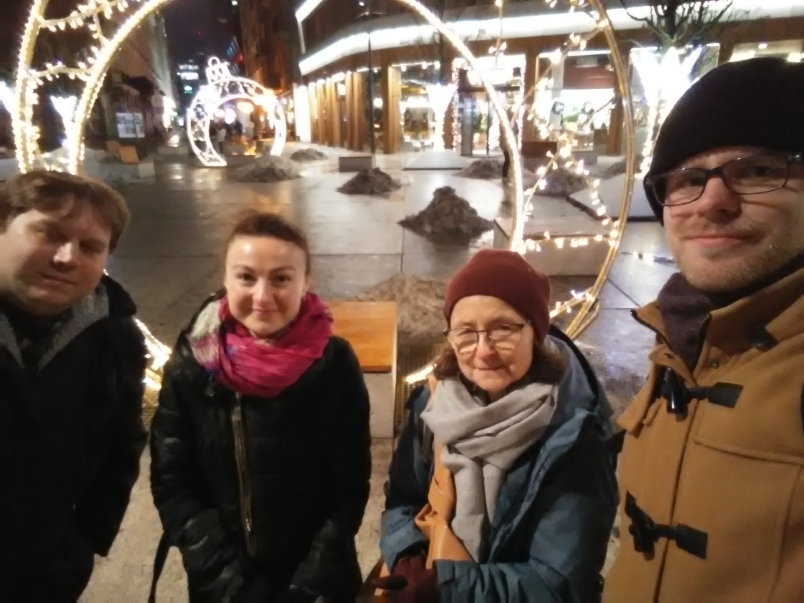 Filip, Wiktoria, Iza i Kuba. Plac Poli Negri (Pięciu Rogów) w Warszawie